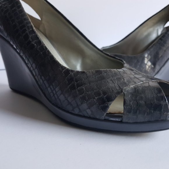 - Kenneth Cole Reaction Size 6.5 Wege Grey Heels Women's Shoes - Picture 3 of 7